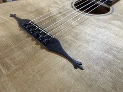Detailansicht eines handgefertigten Gitarrenstegs