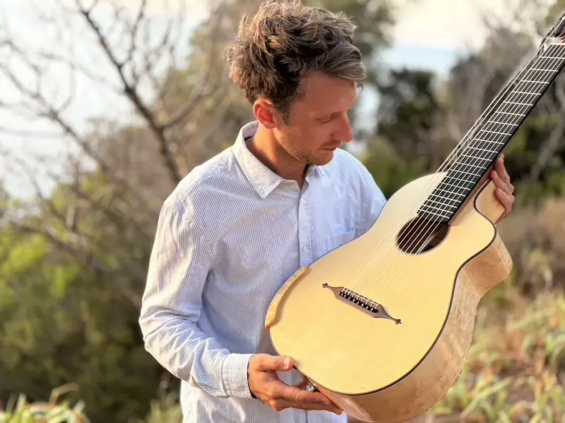 Florian Brandstätter arbeitet an einem handgefertigten Instrument in seiner Werkstatt