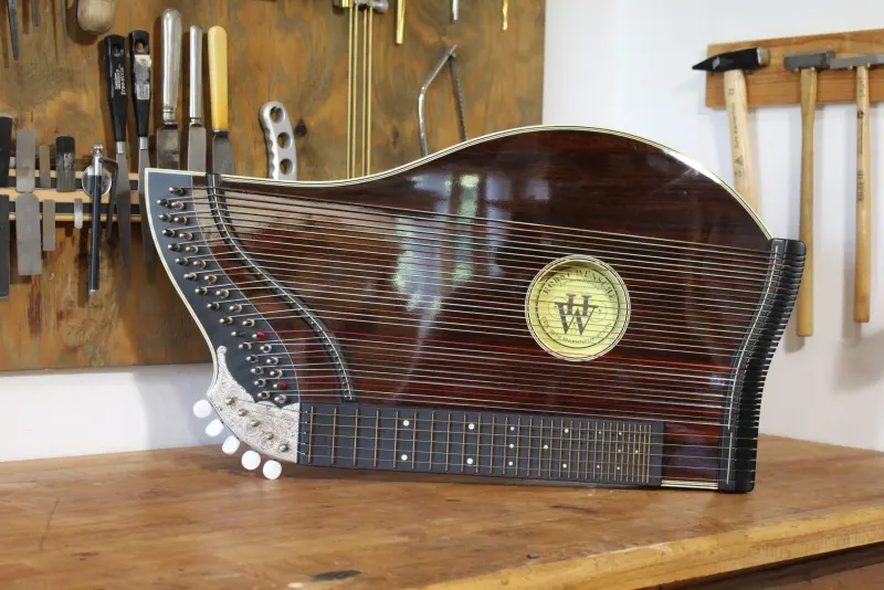 Handgefertigtes Instrument aus Florian Brandstätters Kollektion