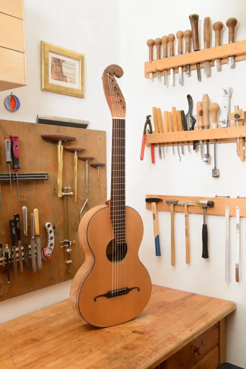 Handgefertigtes Instrument aus Florian Brandstätters Kollektion