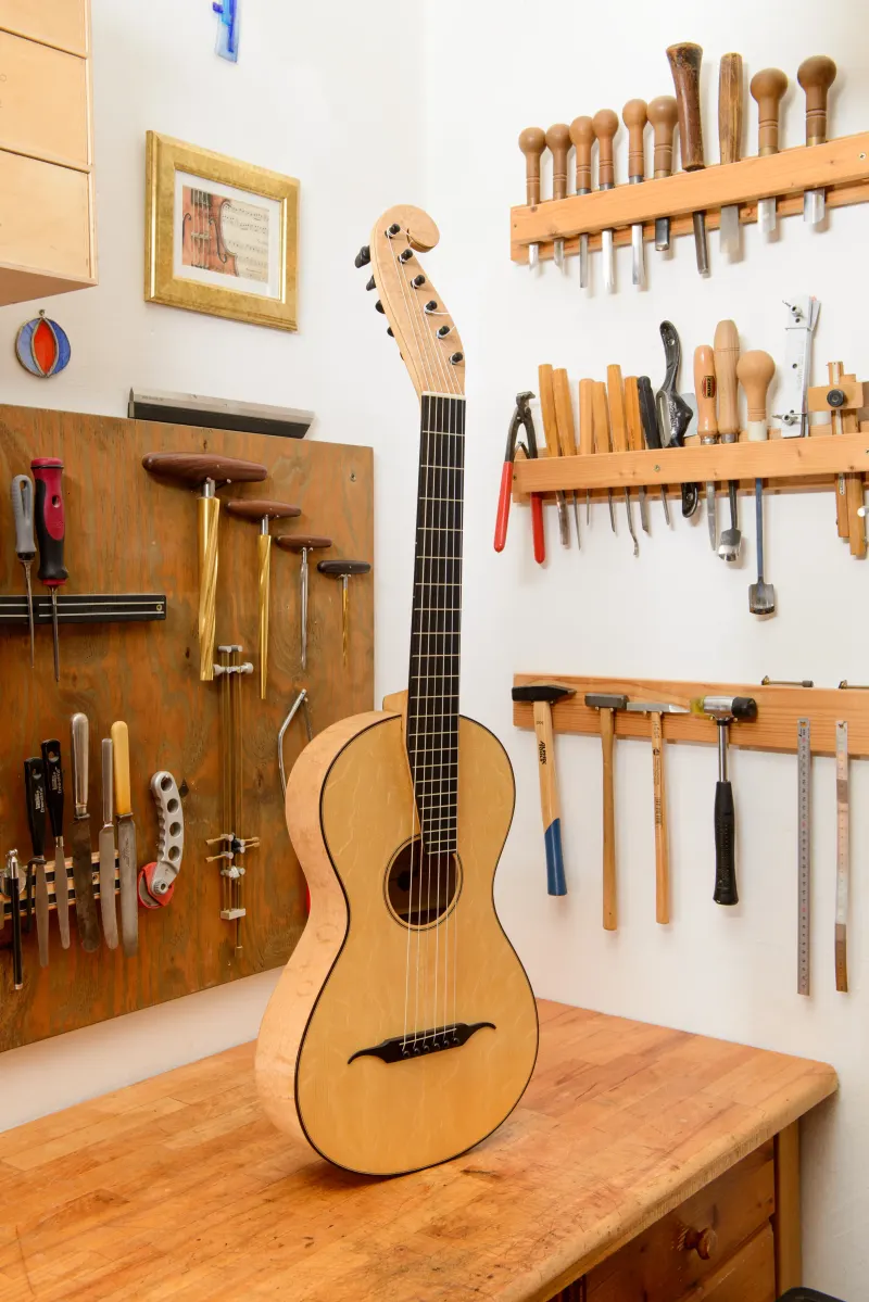 Handgefertigtes Instrument aus Florian Brandstätters Kollektion