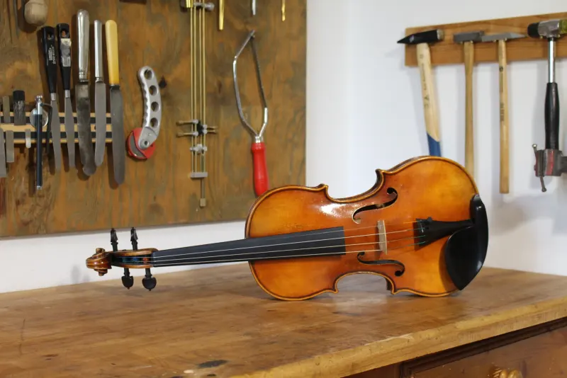 Handgefertigtes Instrument aus Florian Brandstätters Kollektion