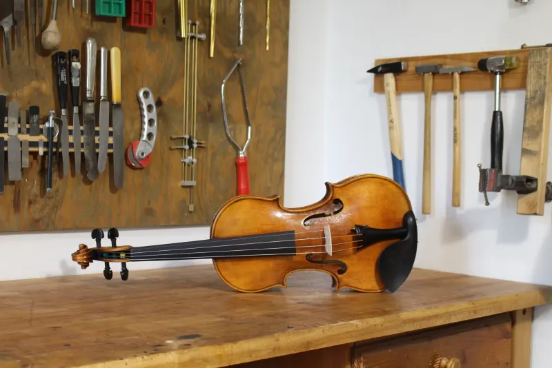 Handgefertigtes Instrument aus Florian Brandstätters Kollektion