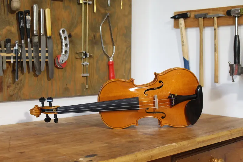 Handgefertigtes Instrument aus Florian Brandstätters Kollektion