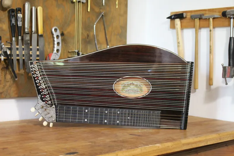 Handgefertigtes Instrument aus Florian Brandstätters Kollektion